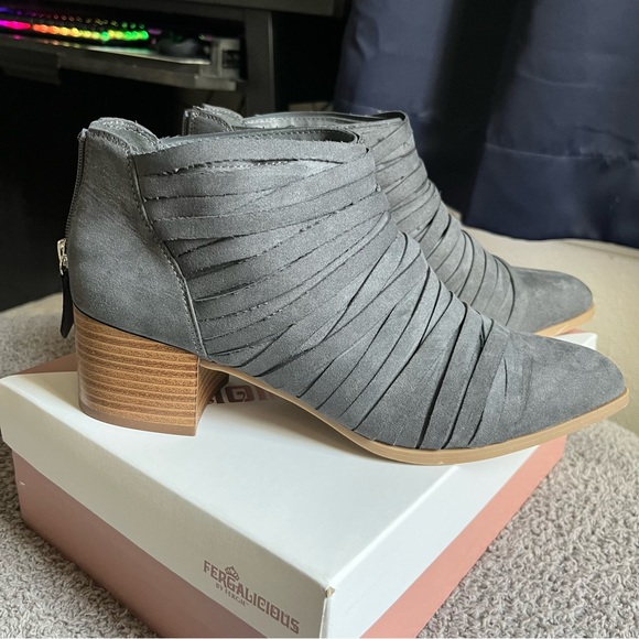 ⭐️Welcome to Crystal's closet!⭐️ - Picture 6 of 8